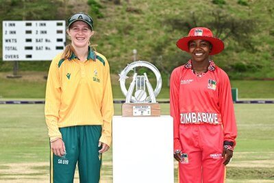 SA U19 Women's captain Mieke van Voorst and Zimbabwe U19 Women's captain Lorraine Pemhiwa posing with the Youth T20 series trophy at the Chatsworth Oval (CSA)